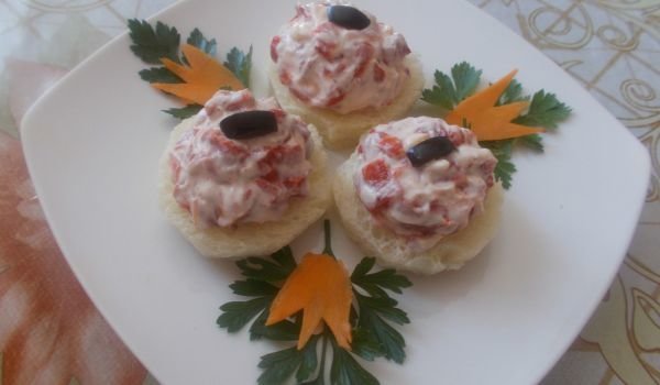 Печени чушки с катък върху хлебна подложка