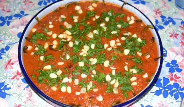 Печени чушки със сос от градински домати