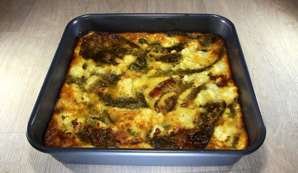 Печени чушки, заляти с яйца и сирене