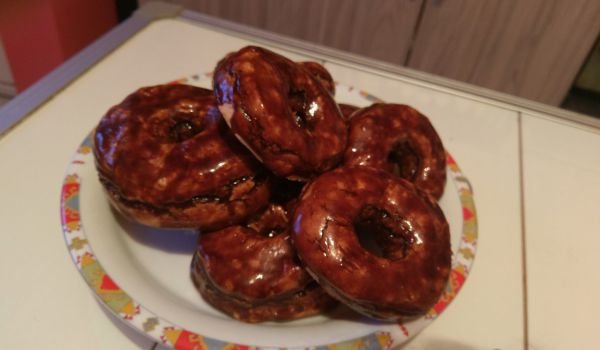 Печени донъти, глазирани с шоколад