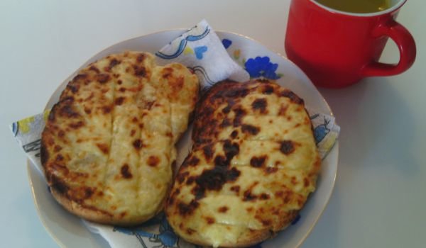Печени филийки с кисело мляко, кашкавал и яйца