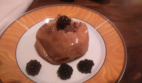 Печени ябълки с къпини и орехи
