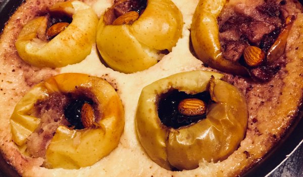 Печени ябълки със сладко от боровинки и бадeми