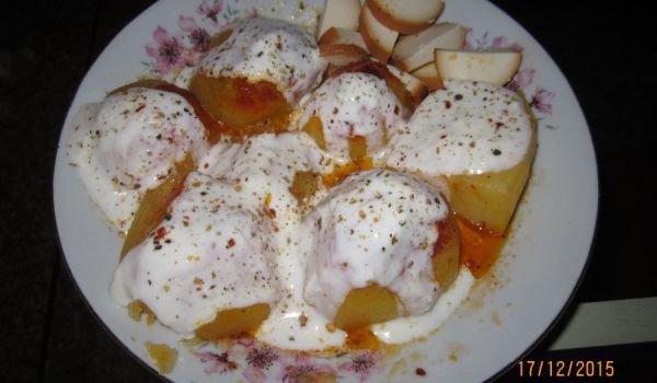 Печени картофи с чеснов сос