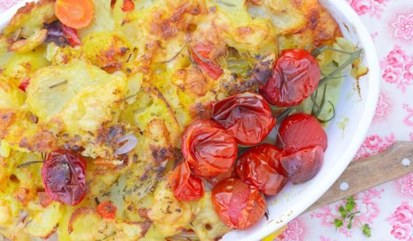 Печени картофи с домати и сметана