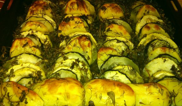 Печени картофи с два вида тиквички и салвия