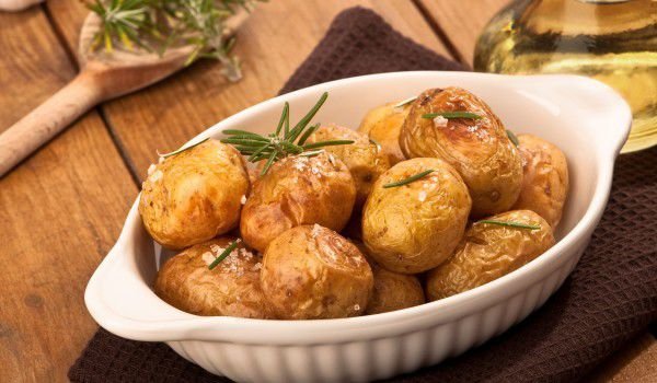 Печени картофи с мащерка и пикантен сос