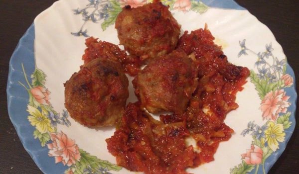Печени кюфтенца с доматен сос