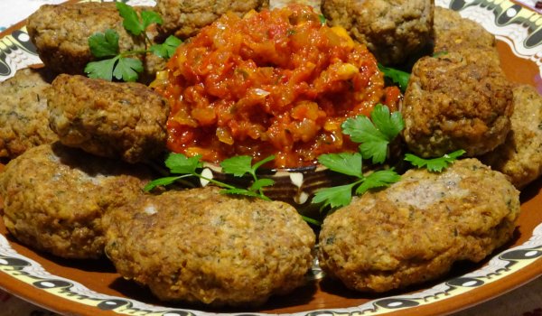 Печени кюфтета с ароматни подправки и доматен сос