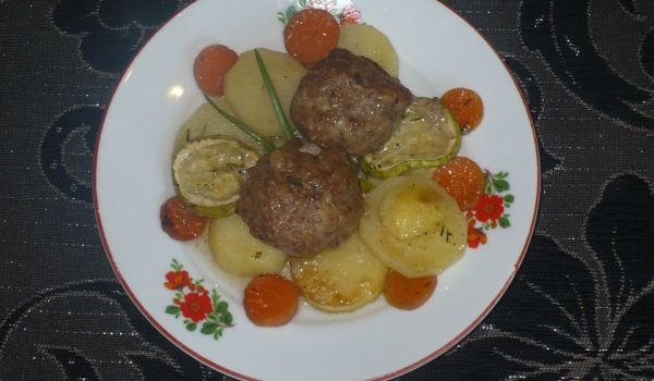 Печени кюфтета върху канапе от зеленчуци