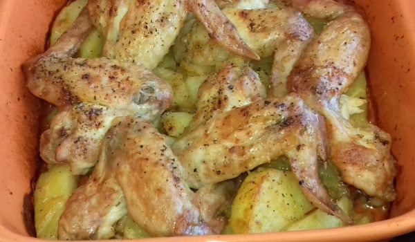 Печени крилца с маслени картофки в микровълнова