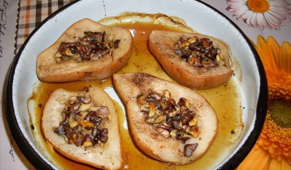 Печени круши с орехи и мед