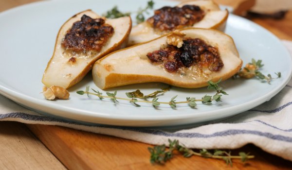 Печени круши с орехи и синьо сирене