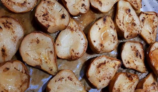 Печени круши със захар, канела и масло