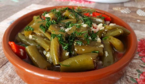 Печени люти чушки с копър и чесън