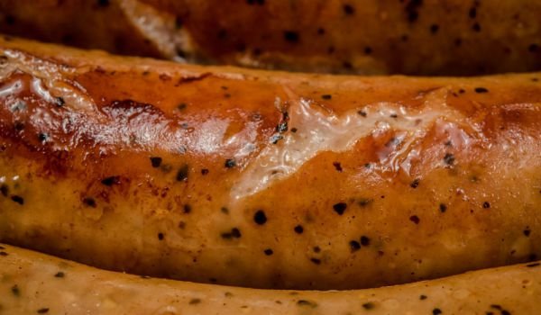 Печени на фурна наденици с бяло вино