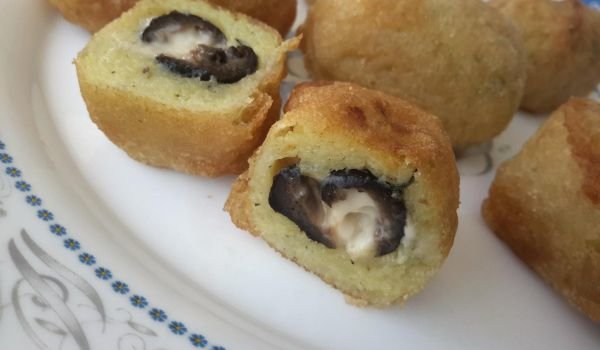 Печени панирани маслини с чедър