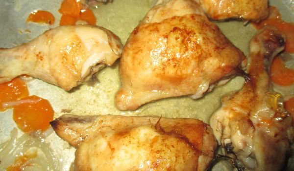 Печени пилешки бутчета с бира и моркови