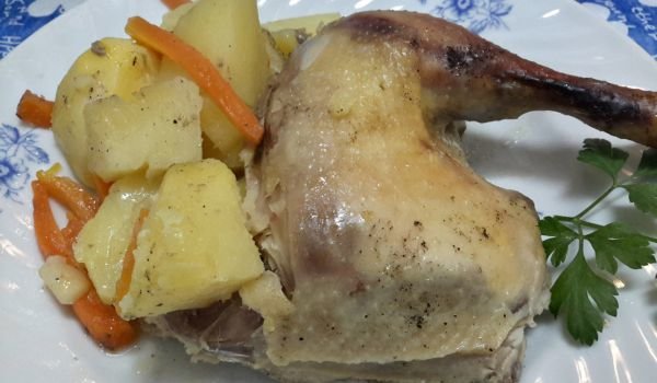 Печени пилешки бутчета с картофи и моркови