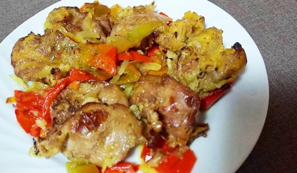 Печени пилешки дробчета върху канапе от зеленчуци