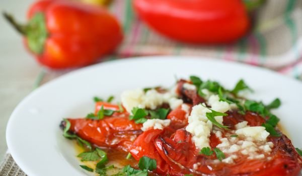 Печени пиперки с орехи и чесън