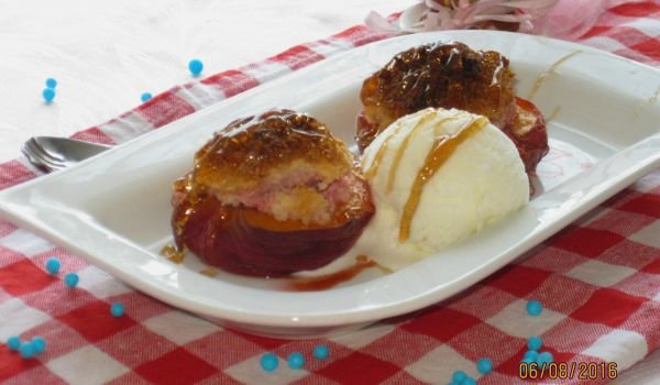 Печени праскови с кокосова коричка и карамелен топинг
