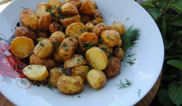 Печени пресни картофи по селски на фурна