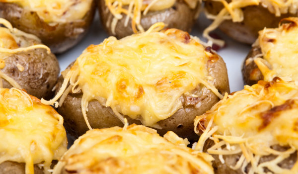 Печени пресни картофи с чеснова плънка