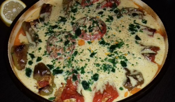 Печени пълнени чушки с млечен сос