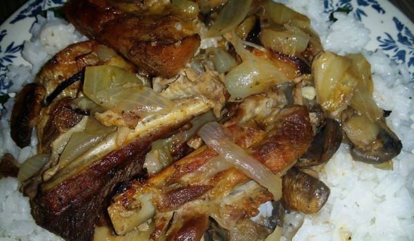Печени ребърца с лук