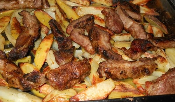 Печени свински ребърца с пресни картофки