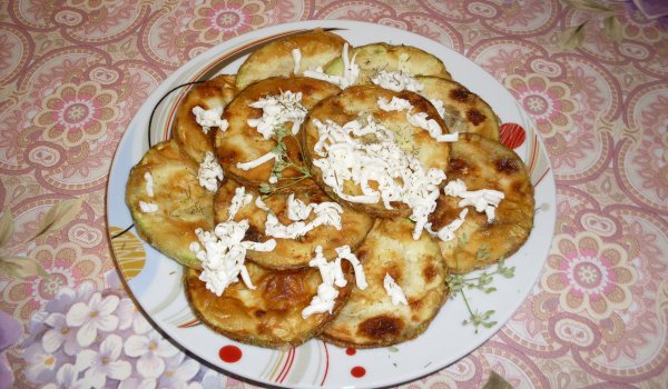Печени тиквички с копър и топено сирене