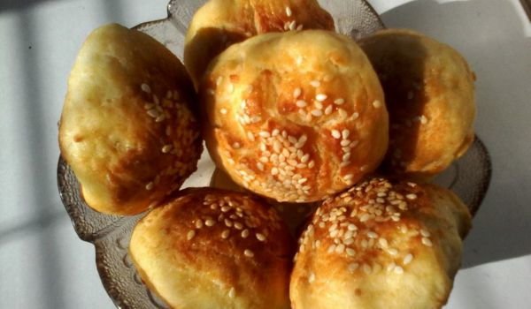 Печени топчета от тесто със сирене и сусам на фурна