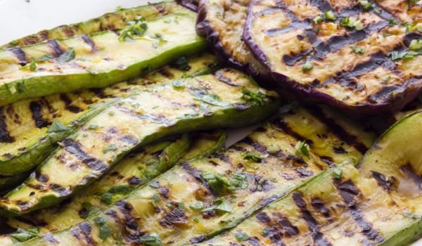 Печени зеленчуци със спаначен дип