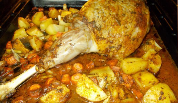 Печено агнешко бутче с моркови и картофи