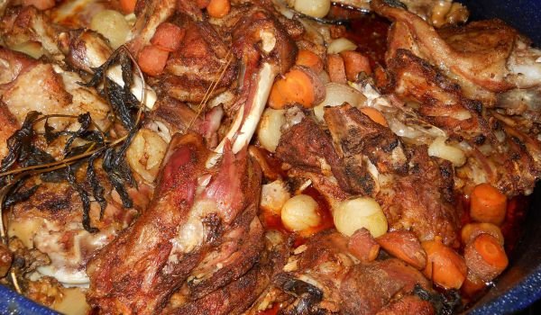Печено ярешко с дребни лукчета и моркови