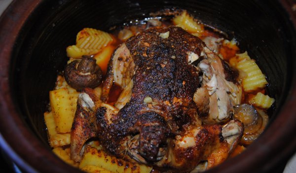 Печено пиле с картофи и гъби в гювеч