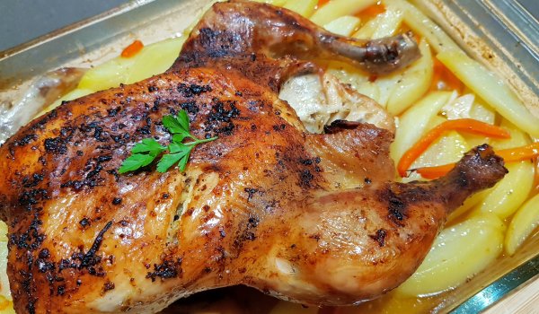 Печено пиле с картофи и моркови