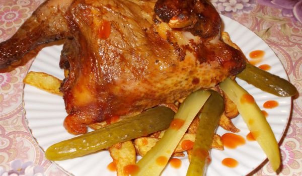 Печено пиле с картофки и чили сос