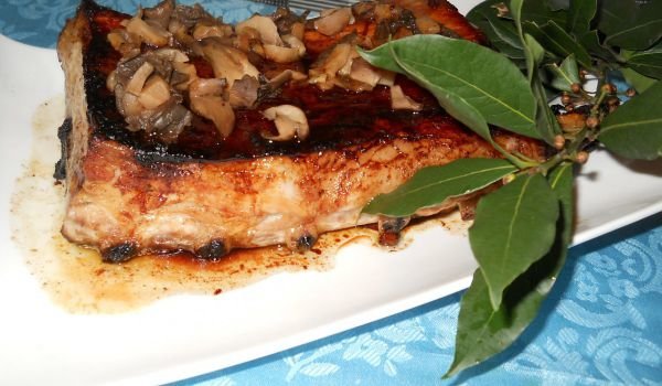 Печено свинско ребро с мариновани гъби