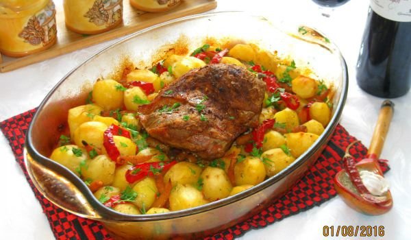 Печено свинско с бейби картофи, моркови и червени чушки