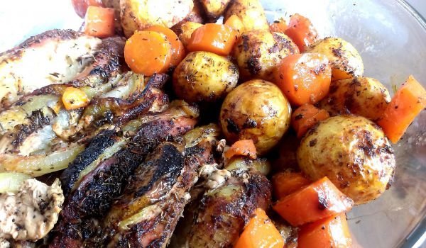 Печено свинско с надупени картофи