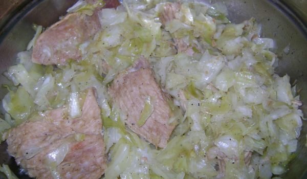 Печено свинско в плик със зеле и ябълки