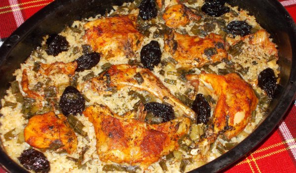 Печено заешко с ориз, лук и сини сливи