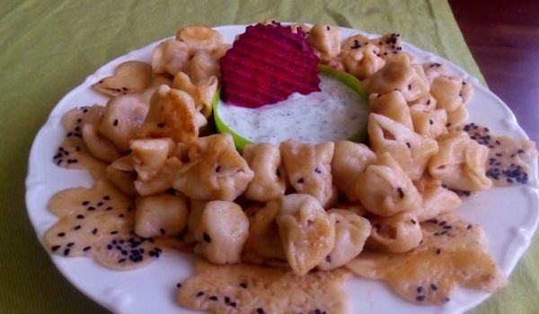 Пелмени с кайма и чесново мляко