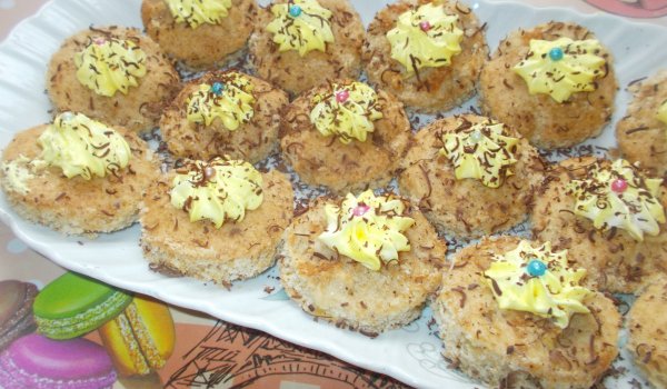 Петифури с ябълки и крем