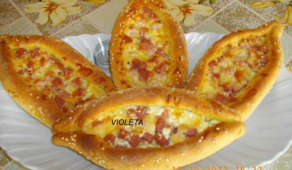 Пиде със сирене и кашкавал