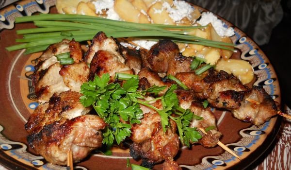 Пияни шишчета със самардала и пържени картофки