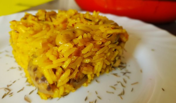 Пикантен дългозърнест ориз с гъби на тиган