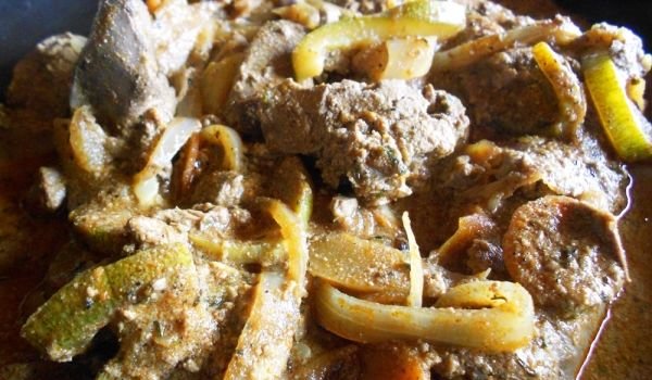 Пикантен пилешки дроб с лук и моркови в йена